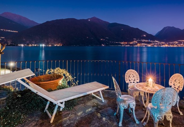La suggestiva vicinanza al lago e le ampie terrazze adibite a zona pranzo e relax di cui dispone la villa creano un'atmosfera unica - Villa Rivetta