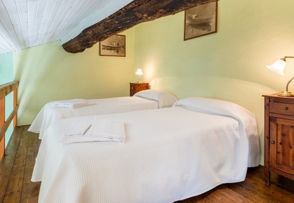 camera da letto matrimoniale con bagno en-suite con doccia e un soppalco con due letti singoli - Villa Rivetta