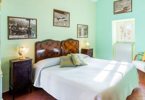 camera da letto matrimoniale con bagno en-suite con doccia e un soppalco con due letti singoli - Villa Rivetta