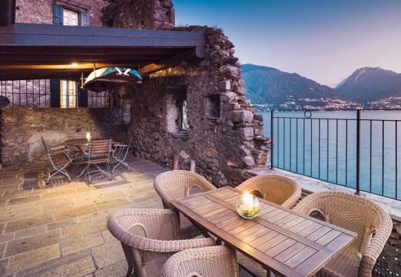 La suggestiva vicinanza al lago e le ampie terrazze adibite a zona pranzo e relax di cui dispone la villa creano un'atmosfera unica - Villa Rivetta