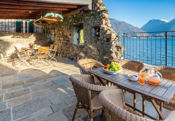 terrazza coperta, attrezzata a zona pranzo con un moderno barbecue - Villa Rivetta