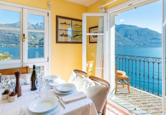 sala da pranzo con accesso diretto alle due terrazze vista lago - Villa Rivetta