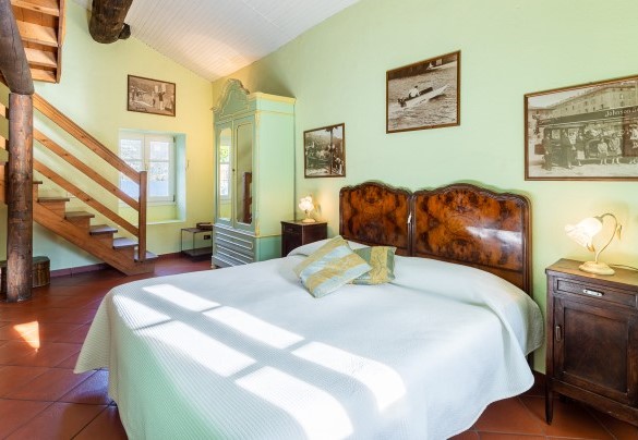 camera da letto matrimoniale con bagno en-suite con doccia e un soppalco con due letti singoli - Villa Rivetta