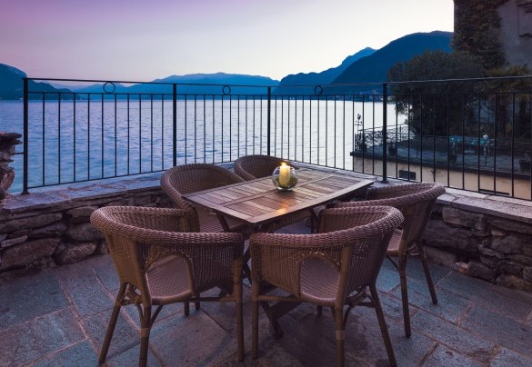 La suggestiva vicinanza al lago e le ampie terrazze adibite a zona pranzo e relax di cui dispone la villa creano un'atmosfera unica - Villa Rivetta