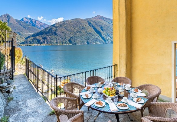 La villa è dotata di due bellissime terrazze con lettini prendisole, ombrelloni e tavolini degradanti verso il lago che offrono un panorama tutt’altro che banale, un vero e proprio quadro impressionista – Villa Rivetta