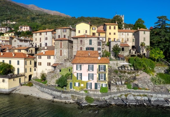 La villa, arroccata nella parte più suggestiva del paese, in prossimità dell’antico castello, è raggiungibile percorrendo un breve tragitto a piedi - Villa Rivetta