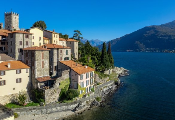 La villa, arroccata nella parte più suggestiva del paese, in prossimità dell’antico castello, è raggiungibile percorrendo un breve tragitto a piedi - Villa Rivetta