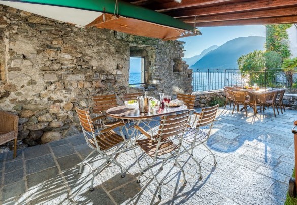 terrazza coperta, attrezzata a zona pranzo con un moderno barbecue - Villa Rivetta