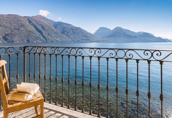 La suggestiva vicinanza al lago e le ampie terrazze adibite a zona pranzo e relax di cui dispone la villa creano un'atmosfera unica - Villa Rivetta