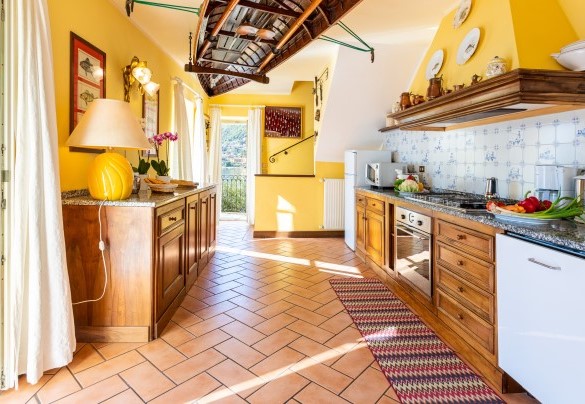 Ampia e attrezzata cucina in pieno stile lacustre - Villa Rivetta 