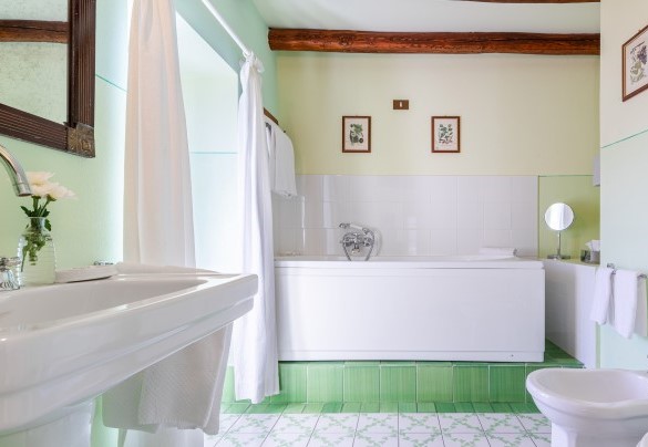 Bagno con vasca idromassaggio al primo piano - Villa Rivetta