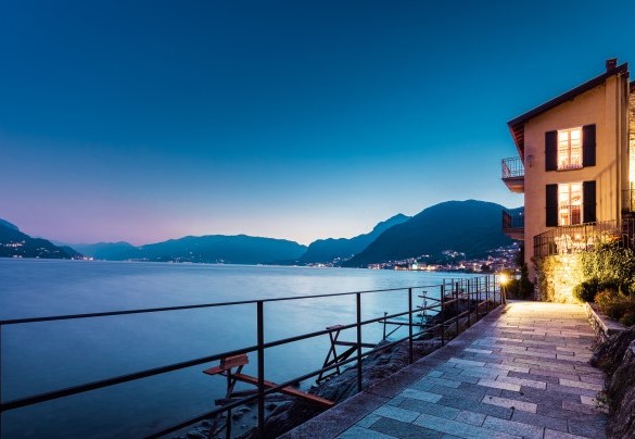 La suggestiva vicinanza al lago e le ampie terrazze adibite a zona pranzo e relax di cui dispone la villa creano un'atmosfera unica - Villa Rivetta