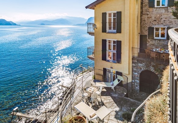 La suggestiva vicinanza al lago e le ampie terrazze adibite a zona pranzo e relax di cui dispone la villa creano un'atmosfera unica - Villa Rivetta