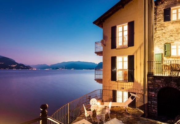 Villa Rivetta si trova nella pittoresca cittadina di Rezzonico, perla medievale situata sulla sponda occidentale dell’alto Lago di Como - Villa Rivetta