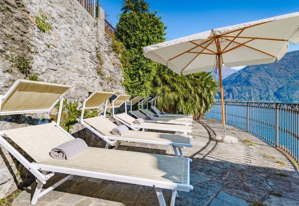 La villa è dotata di due bellissime terrazze con lettini prendisole, ombrelloni e tavolini degradanti verso il lago che offrono un panorama tutt’altro che banale, un vero e proprio quadro impressionista – Villa Rivetta
