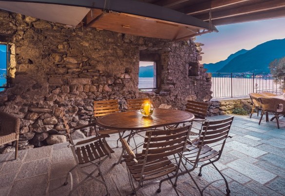 terrazza coperta, attrezzata a zona pranzo con un moderno barbecue - Villa Rivetta