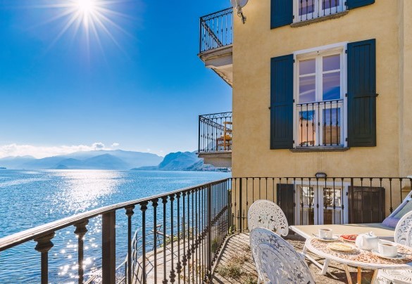 La suggestiva vicinanza al lago e le ampie terrazze adibite a zona pranzo e relax di cui dispone la villa creano un'atmosfera unica - Villa Rivetta