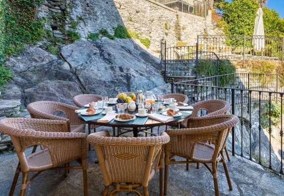La villa è dotata di due bellissime terrazze con lettini prendisole, ombrelloni e tavolini degradanti verso il lago che offrono un panorama tutt’altro che banale, un vero e proprio quadro impressionista – Villa Rivetta