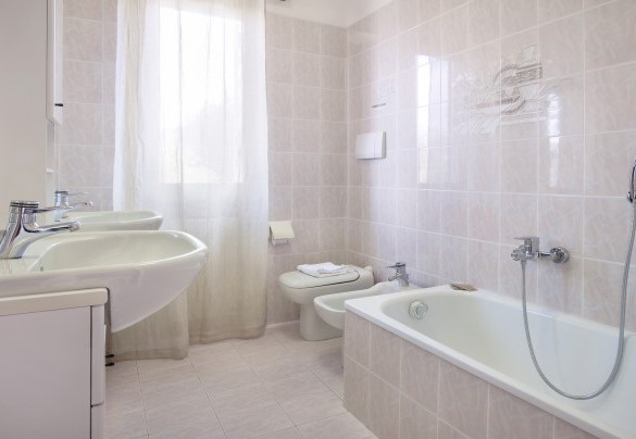 Bagno con vasca - Villa Rose