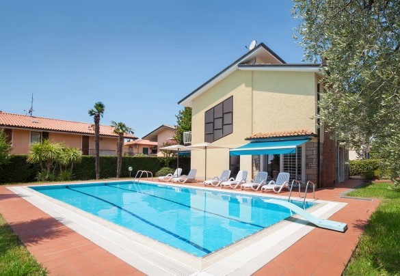 Le dimensioni della piscina sono 9X4 m  - Villa Rose