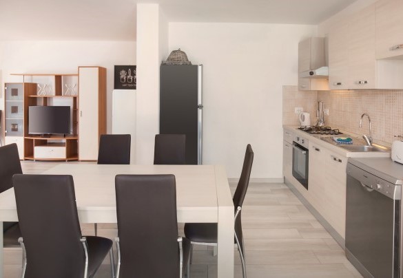 Tavolo da pranzo con sedie  - Villa Rose