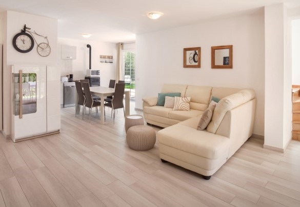 La casa dispone di cucina a vista con tavolo da pranzo - Villa Rose