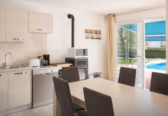 La casa dispone di cucina a vista con tavolo da pranzo - Villa Rose
