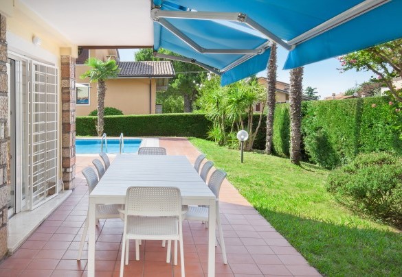 Tavolo da pranzo con sedie in giardino - Villa Rose