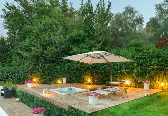 A lato della piscina è presente una vasca idromassaggio per 4 persone – Villa Rossa 