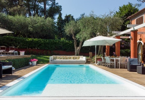 La piscina, misura 10 x 4 m con una profondità di 1,30 m – Villa Rossa