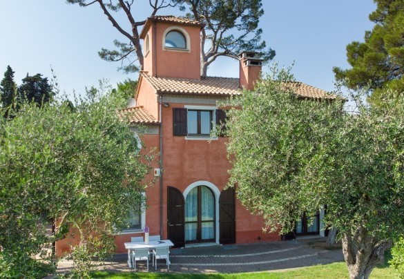 Veduta generale della villa – Villa Rossa