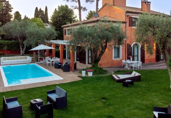 Lo splendido giardino che circonda la piscina – Villa Rossa