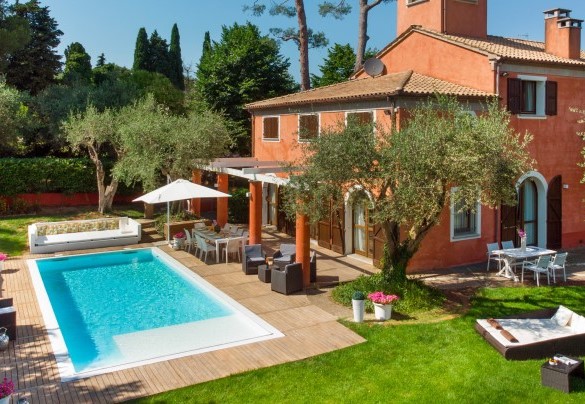 La villa si colloca in una porzione di territorio sulle prime alture romagnole – Villa Rossa