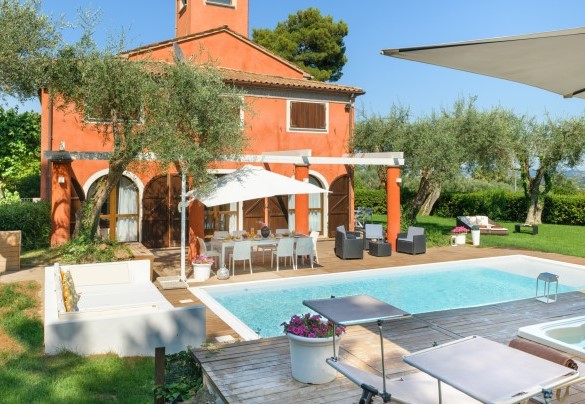 La piscina è collocata su un lato della proprietà, raggiungibile dal giardino e a pochi passi dall’interno attraverso le porte finestra del pianterreno – Villa Rossa