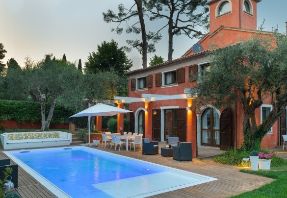La piscina è situata in un piano in legno che la avvolge – Villa Rossa