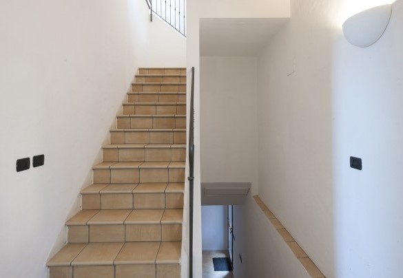 Attraverso una comoda scala in muratura, si raggiunge il primo piano – Villa Rossa