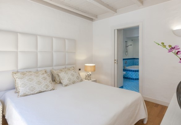 Camera matrimoniale al piano terra con bagno en-suite – Villa Rossa