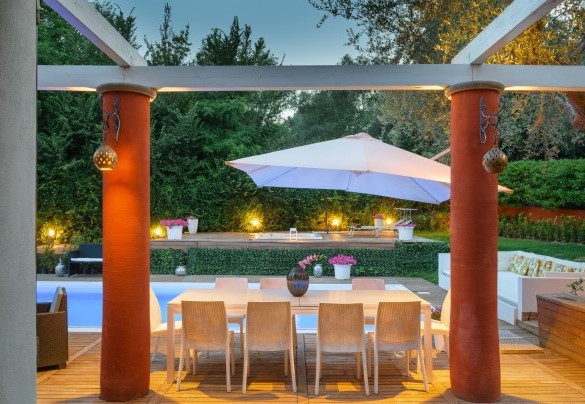 Comoda area pranzo e living esterna dotata di ombrelloni – Villa Rossa
