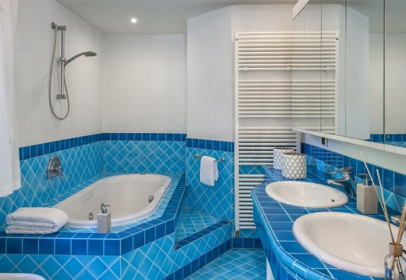 Bagno en-suite con vasca al piano terra – Villa Rossa