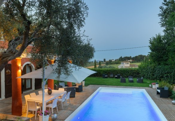 La piscina, misura 10 x 4 m con una profondità di 1,30 m – Villa Rossa