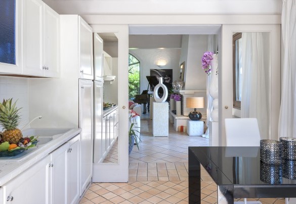 La cucina accessoriata è collegata all’ampio salone – Villa Rossa