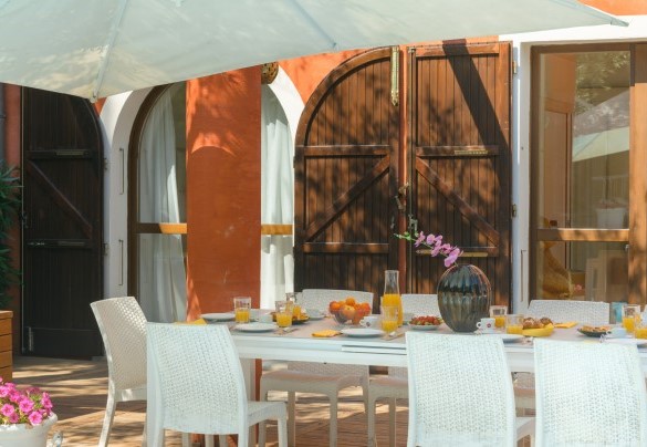 Comoda area pranzo e living esterna dotata di ombrelloni – Villa Rossa