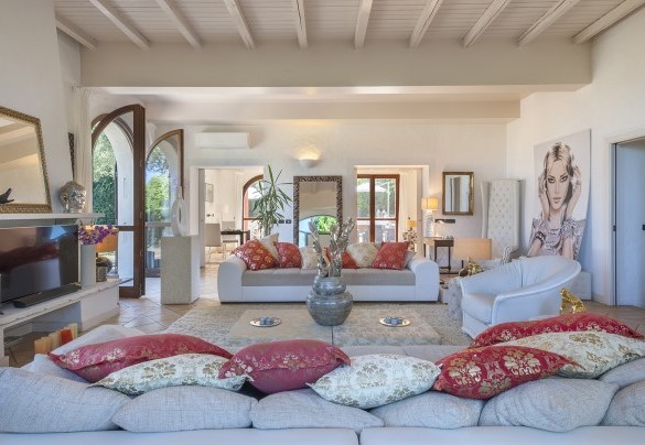 L'ampio salone con numerose sedute - Villa Rossa