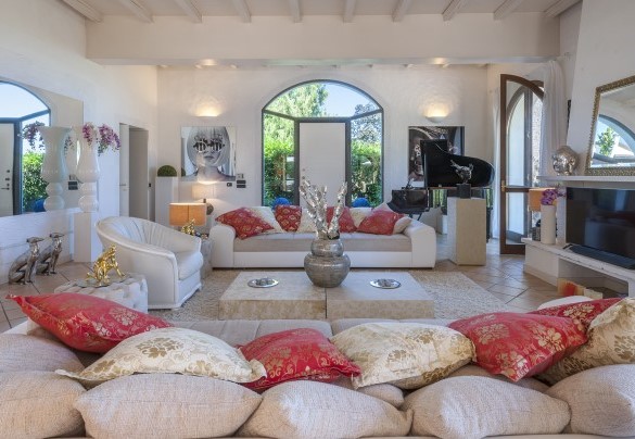 L’ampio salone contenente numerose sedute e uno stupendo pianoforte a coda – Villa Rossa