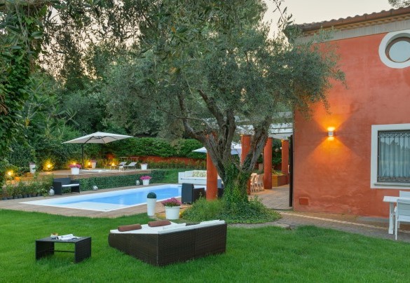 Lo splendido giardino che circonda la piscina - Villa Rossa