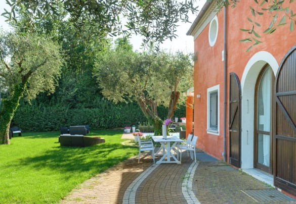 Il giardino offre diverse zone relax - Villa Rossa