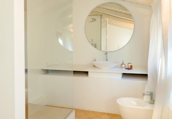 Bagno en-suite con doccia al primo piano