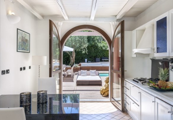 La cucina ha accesso diretto al giardino – Villa Rossa