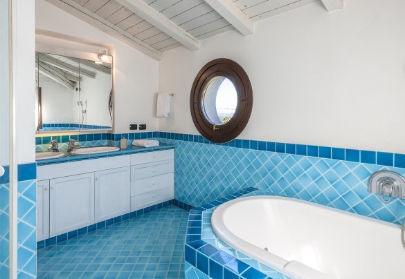 Bagno con doccia e vasca al primo piano – Villa Rossa