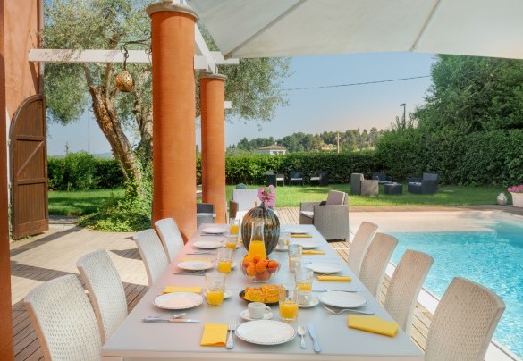 Comoda area pranzo e living esterna dotata di ombrelloni – Villa Rossa